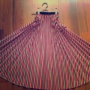 Multi-colored flowing elastic skirt